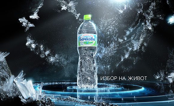 Бутилка изворна вода „Бачково“ сред кристали и вода с надпис „Избор на живот“